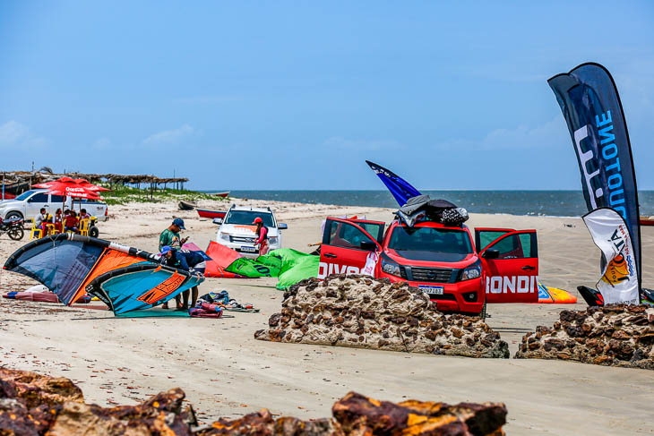 Kitesurferinnen vor dem Start am Strand