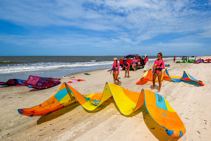 Kitesurfeurs sur la plage au Brésil