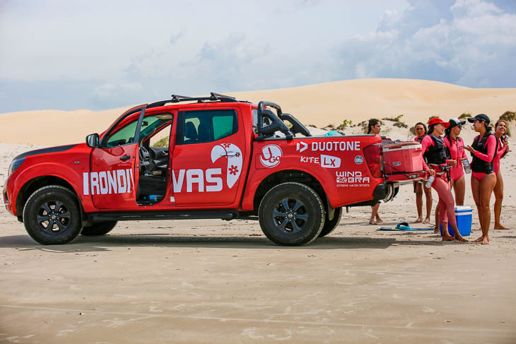 Begleitfahrzeug am Strand beim Iron Divas Kite-Event