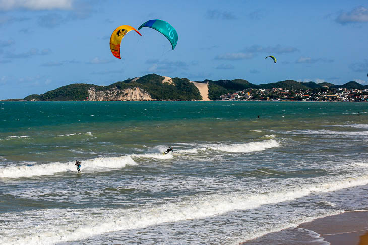 Kitesurfer bei einem Downwinder